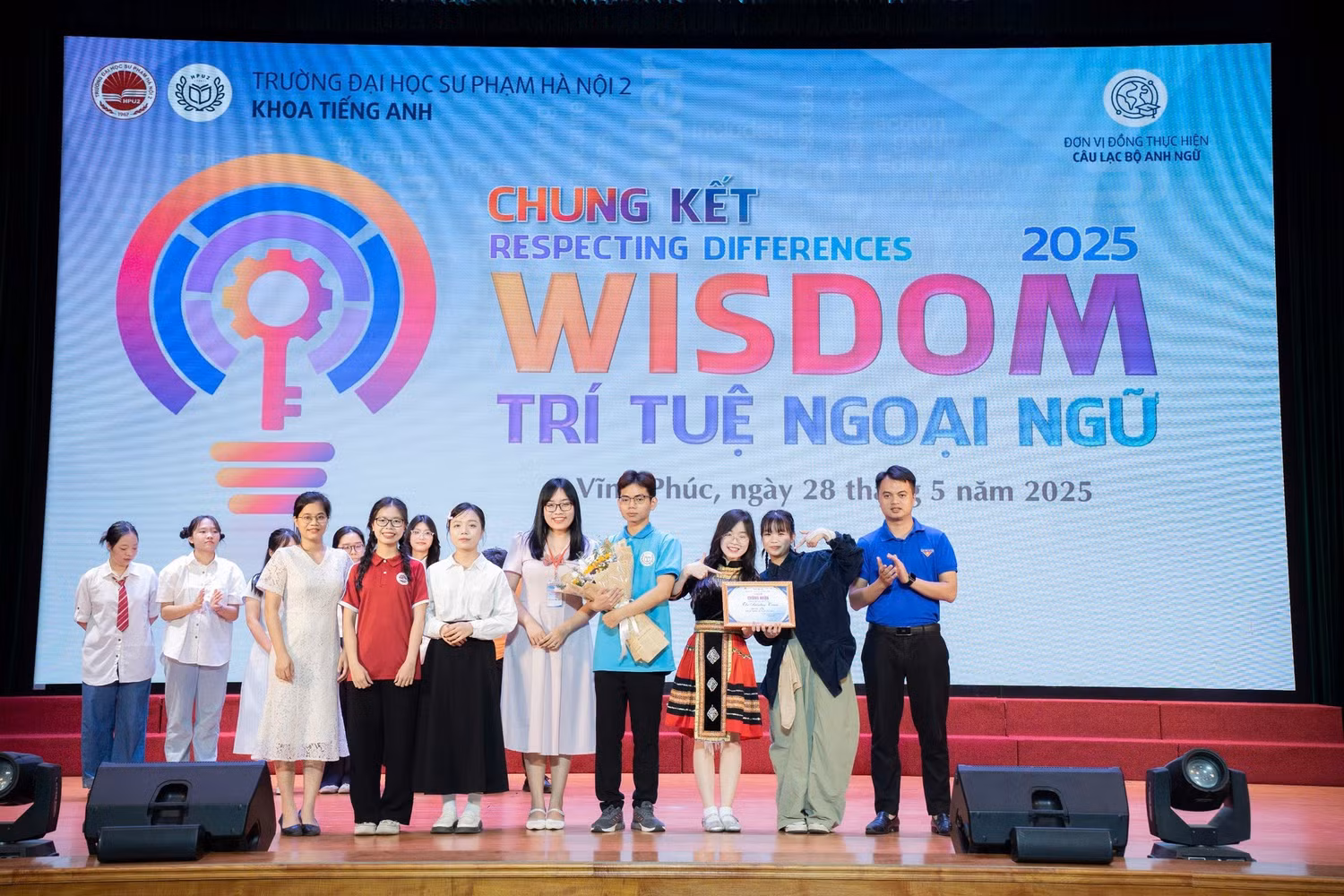sv-khoa-tieng-anh-dp-su-pham-hn-2.jpg