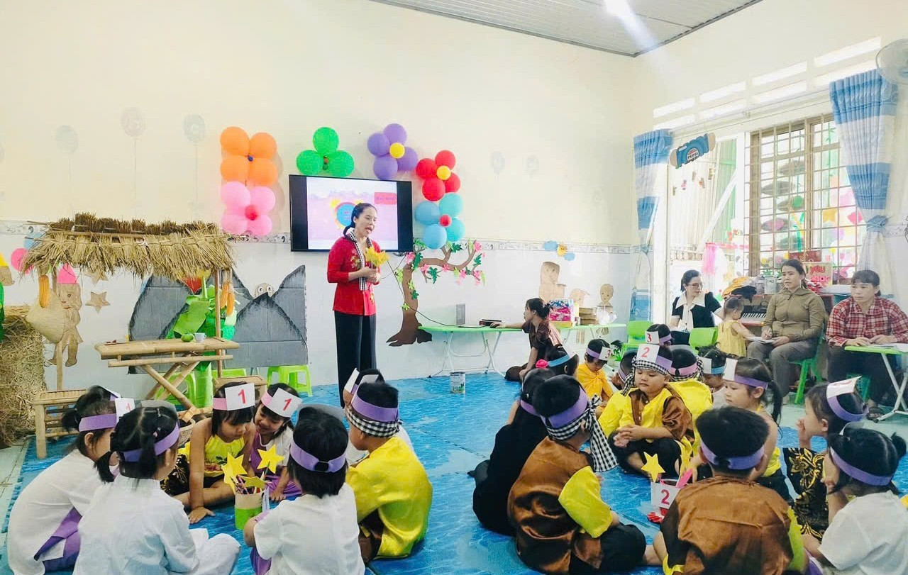 Cô và trò Trường Mầm non Hoa Pơ Lang (xã Cư Yang, tỉnh Đắk Lắk). Ảnh NTCC