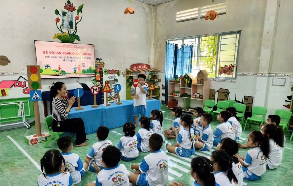 Hoạt động giáo dục "Bé với an toàn giao thông" tại một trường mầm non của tỉnh Vĩnh Long. Ảnh: Sở Giáo dục và Đào tạo Vĩnh Long cung cấp.