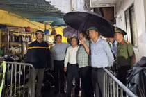 Chủ tịch UBND Thành phố Vũ Đại Thắng thăm, động viên gia đình vụ cháy tại phường Tây Hồ