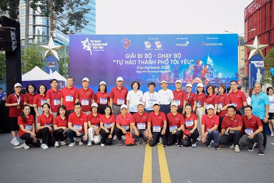 Bí thư Thành uỷ Thành phố Hồ Chí Minh, Thống đốc Ngân hàng Nhà nước Việt Nam chụp ảnh lưu niệm cùng Lãnh đạo, cán bộ, vận động viên Agribank tham dự Giải đi bộ - chạy bộ "Thành phố tôi yêu" Cup Agribank 2025.