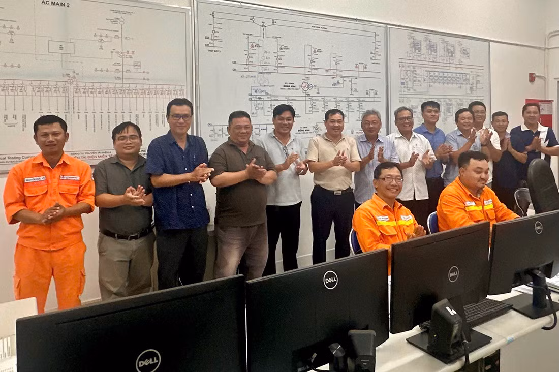 Lãnh đạo NPTPMB cùng các đơn vị liên quan chứng kiến thời khắc đóng điện dự án.