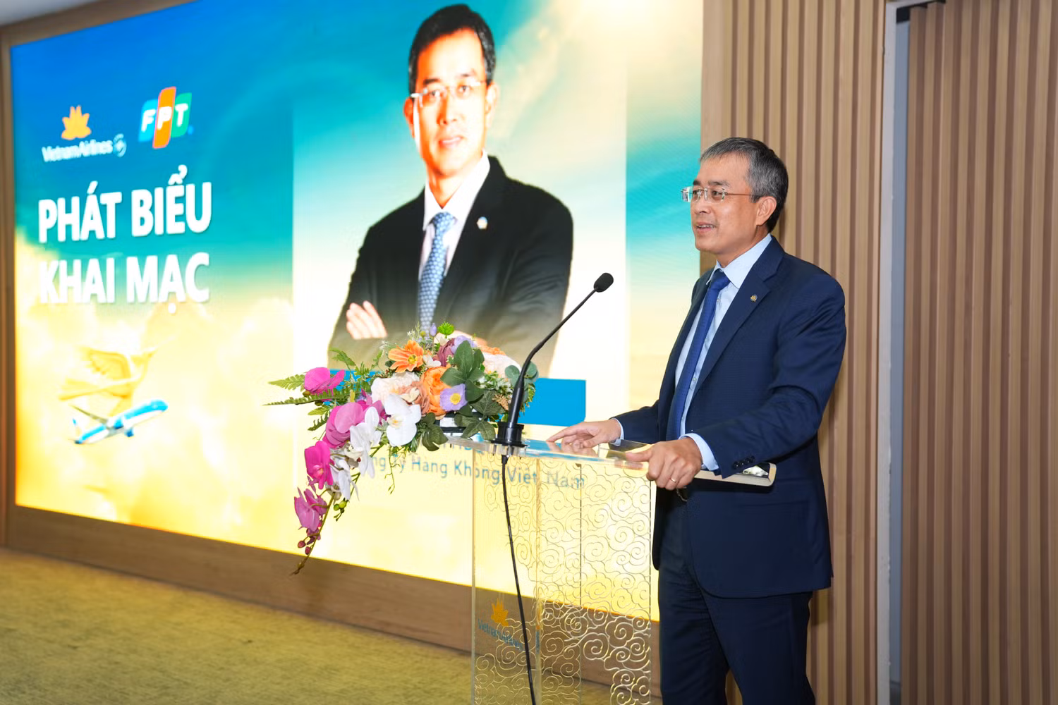 1-ong-dang-ngoc-hoa-chu-tich-hdqt-vietnam-airlines-phat-bieu-tai-le-ky-ket.jpg