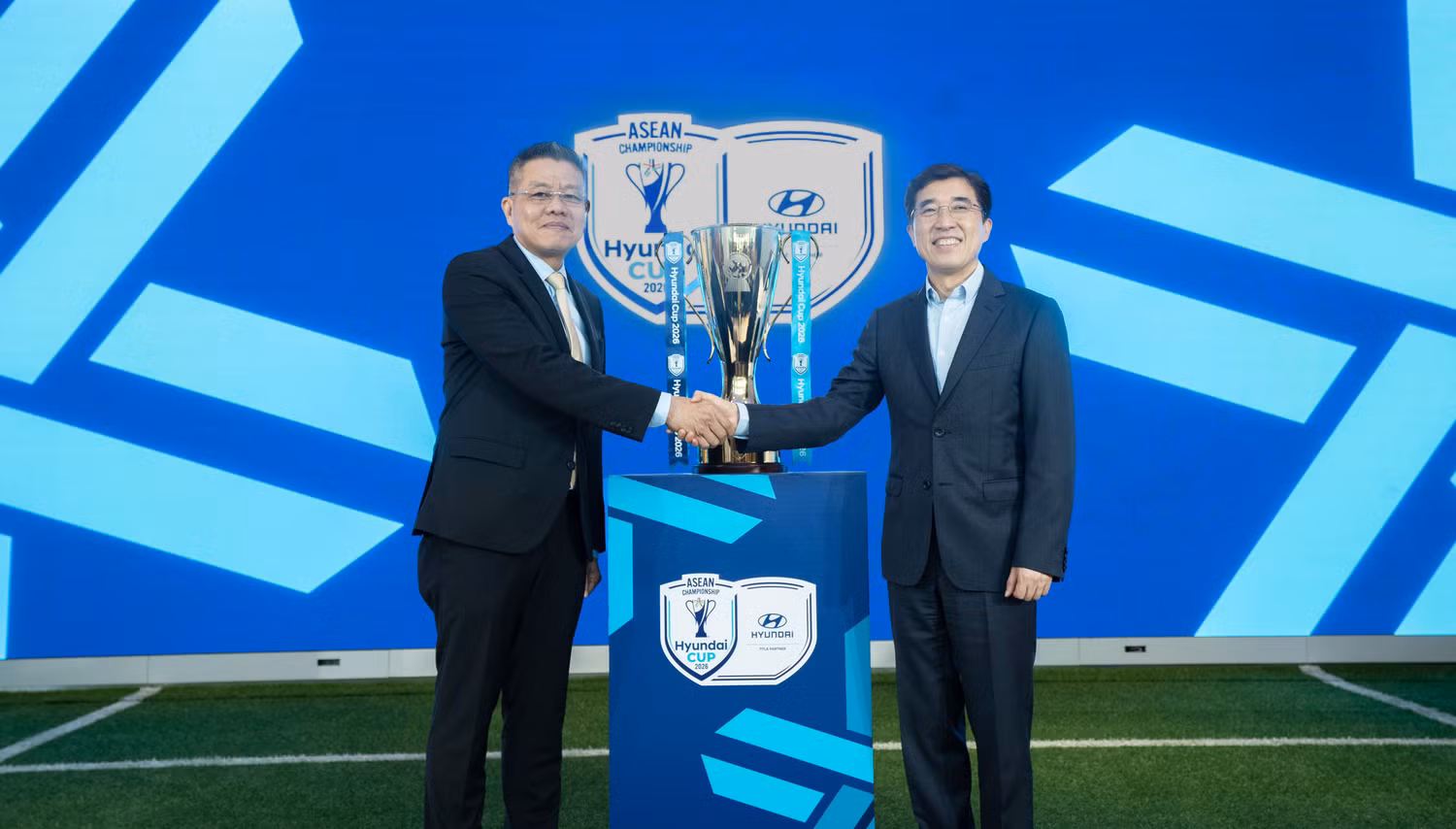 ong-khiev-sameth-chu-tich-aff-va-ong-sunny-kim-chu-tich-hyundai-motor-chau-a-thai-binh-duong-tai-su-kien-asean-hyundai-cup.jpg