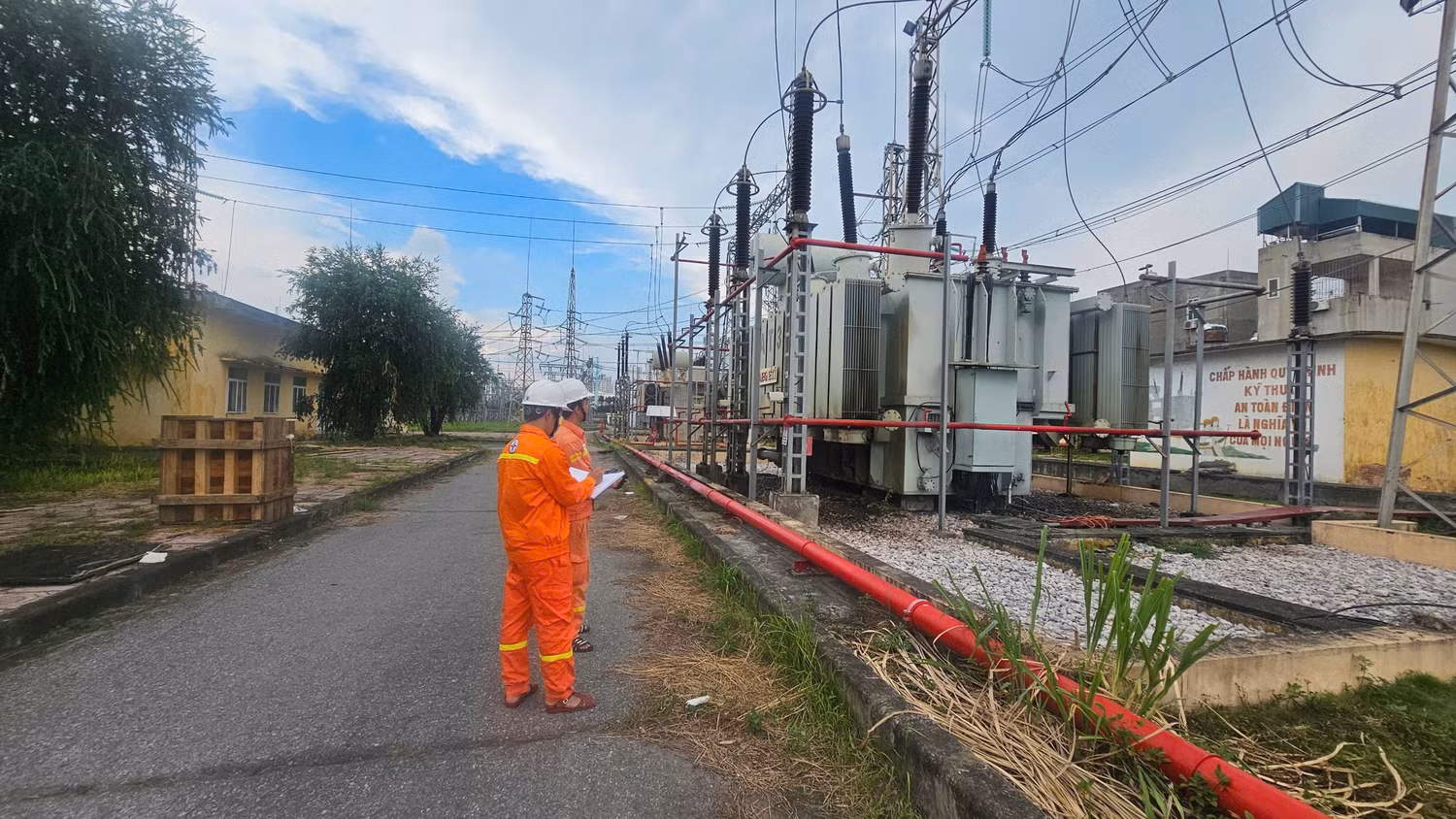 Kiểm tra soi phát nhiệt MBA AT3 TBA 220kV Hà Đông.
