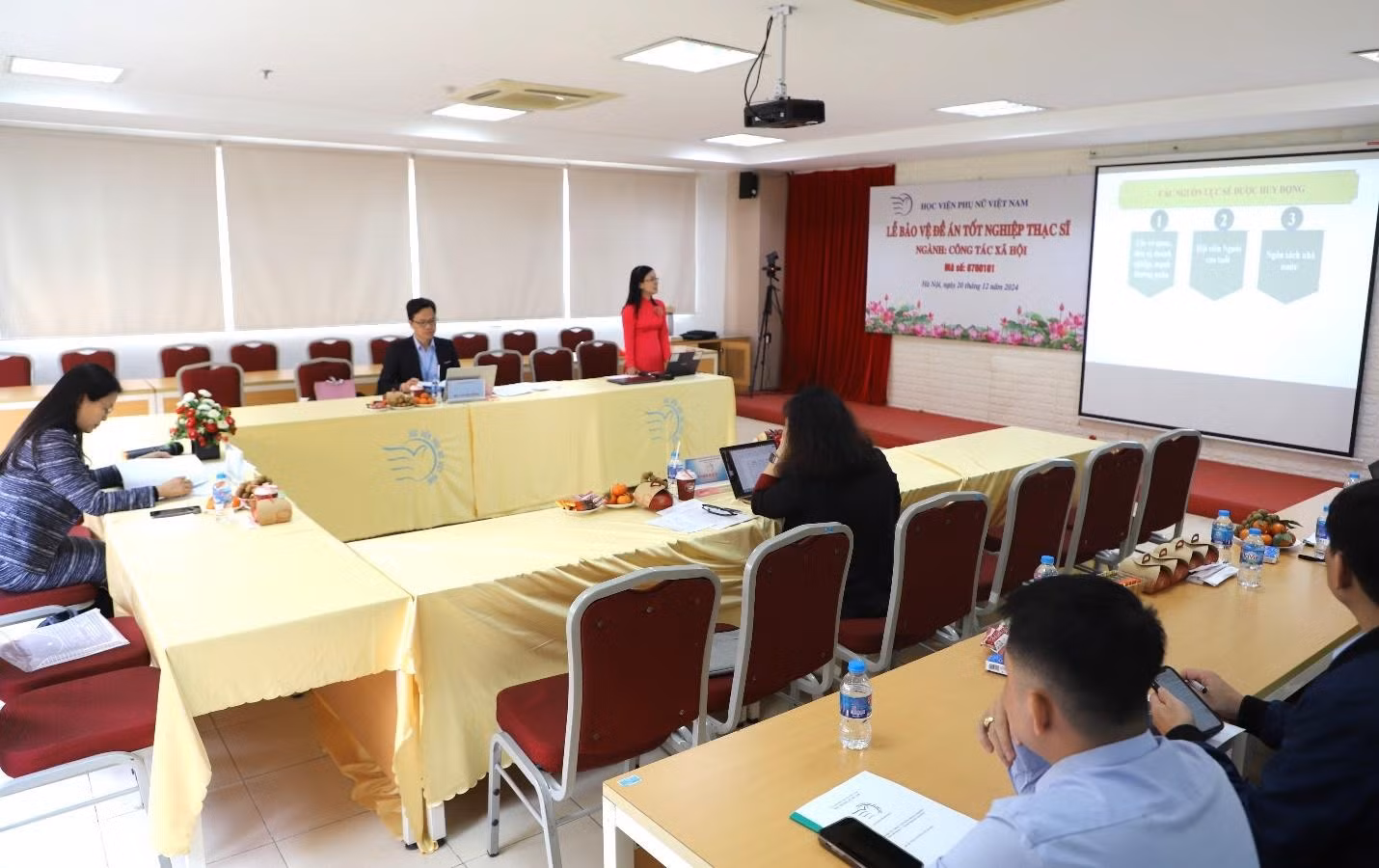 Học viên Cao học ngành Công tác xã hội bảo vệ đề án tốt nghiệp.