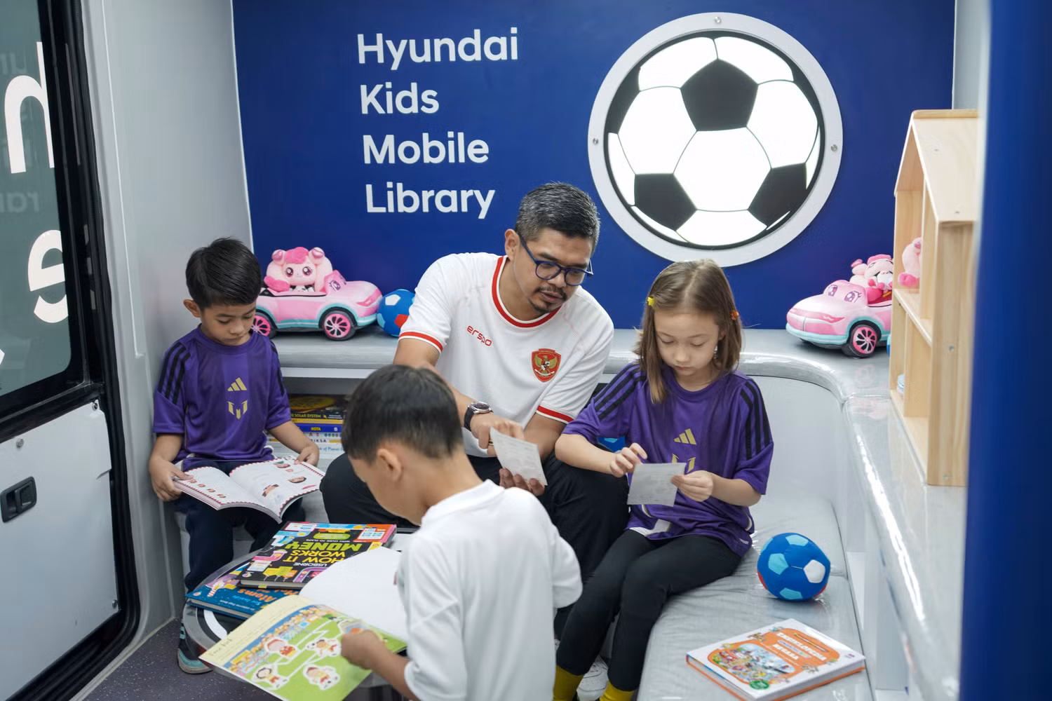 cuu-cau-thu-bong-da-indonesia-bambang-pamungkas-cung-cac-em-nho-ben-trong-thu-vien-di-dong-hyundai-kids.jpg