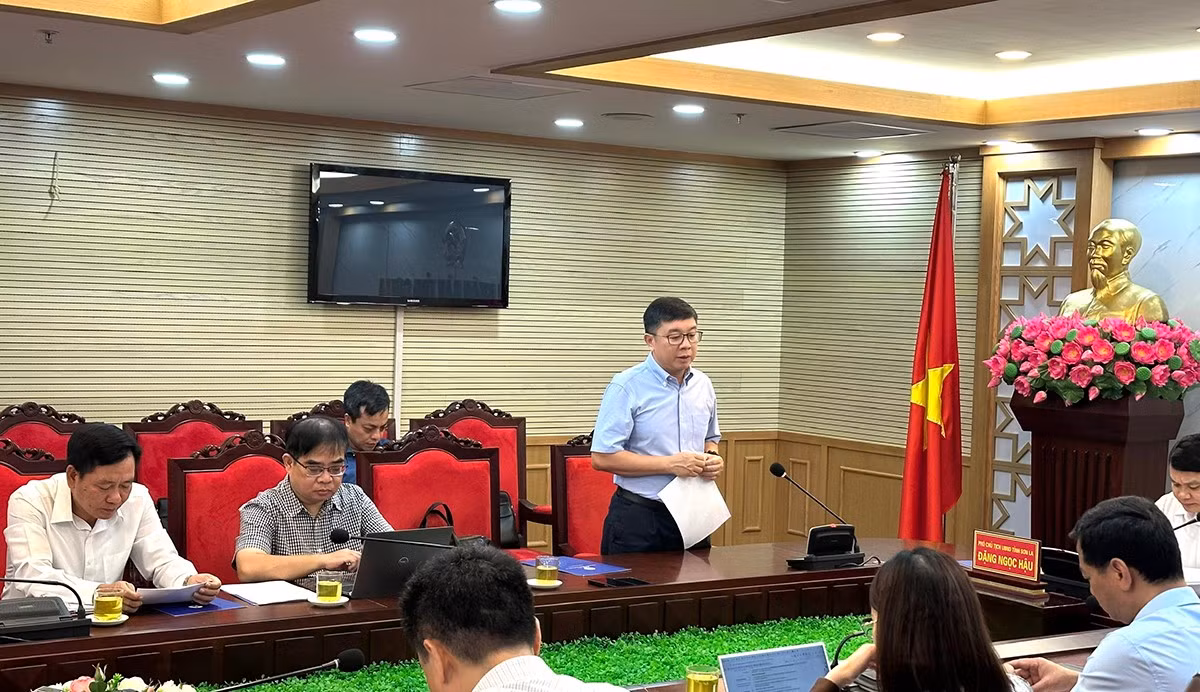 Ông Phạm Lê Phú - Tổng giám đốc EVNNPT nêu các kiến nghị tại buổi làm việc.