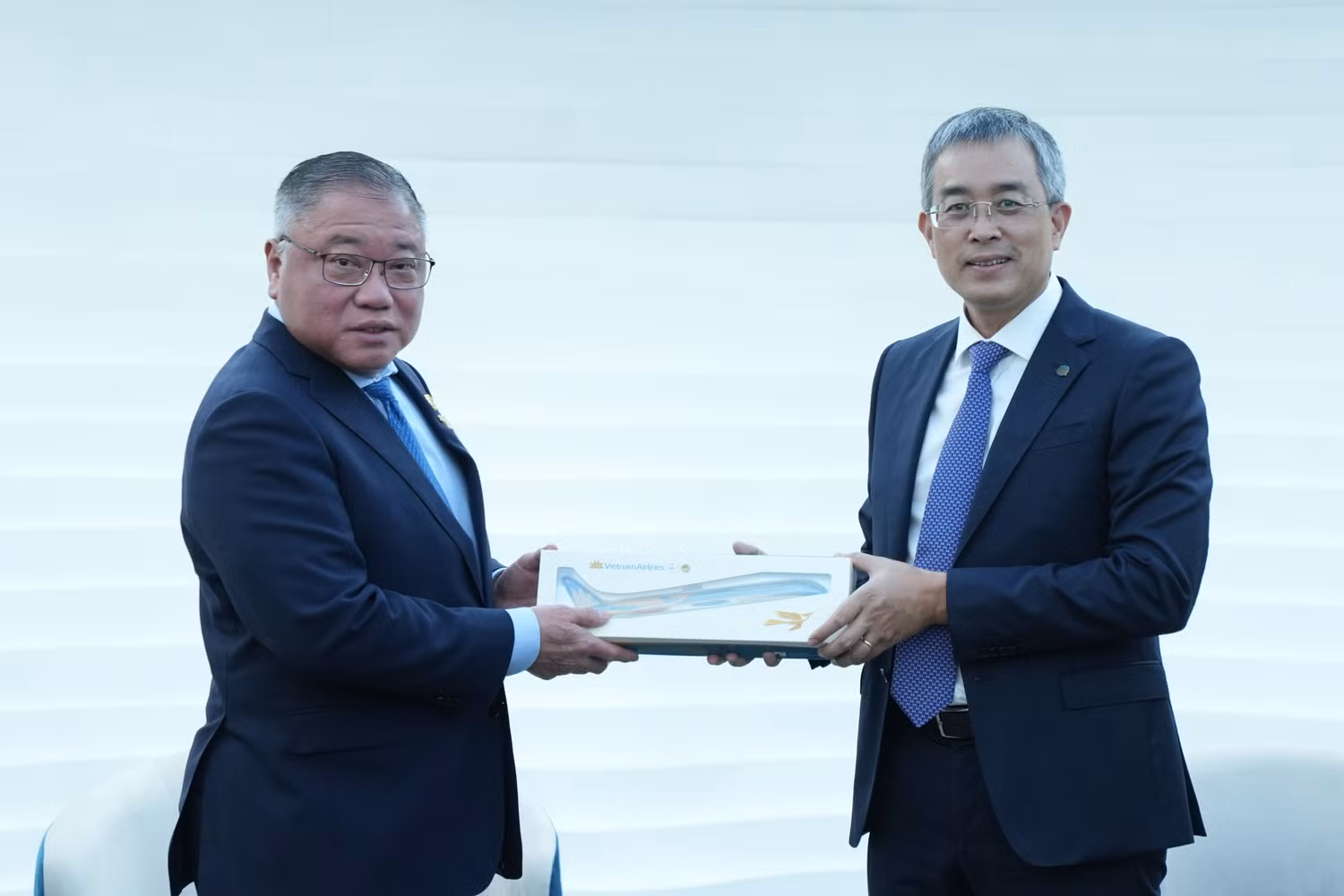 5-ong-dang-ngoc-hoa-chu-tich-hoi-dong-quan-tri-vietnam-airlines-tang-qua-luu-niem-cho-ong-dato-sri-tiong-king-sing-bo-truong-bo-du-lich-nghe-thuat-va-van-hoa-malaysia.jpg