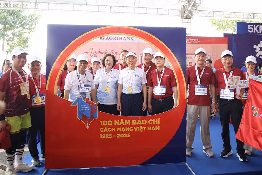 Bí thư Thành uỷ Thành phố Hồ Chí Minh, Thống đốc Ngân hàng Nhà nước Việt Nam và các đại biểu tham quan gian hàng Agribank tại sự kiện.