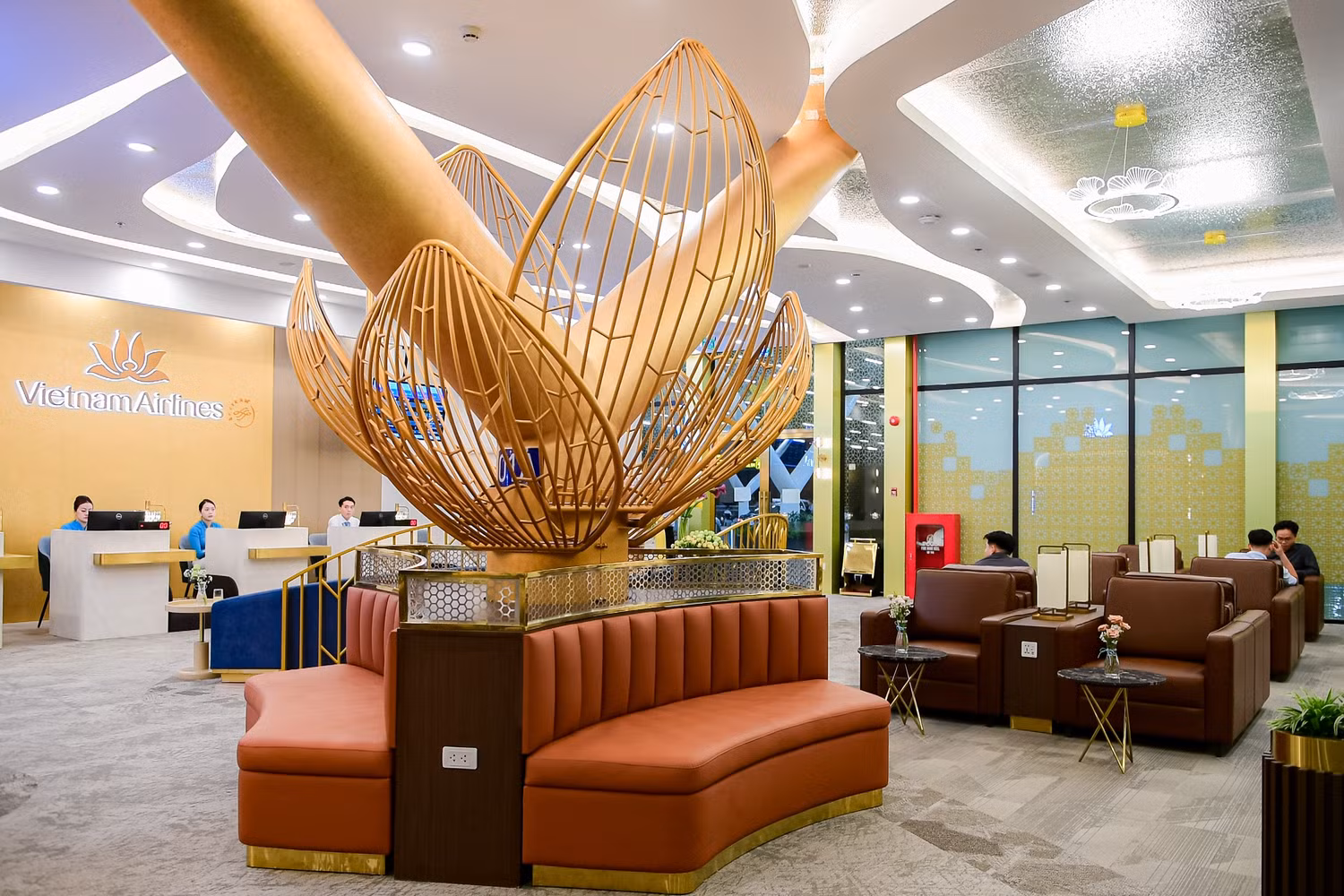 khong-gian-check-in-lounge-duoc-thiet-ke-theo-tieu-chuan-dich-vu-5-sao-cua-vietnam-airlines.jpg
