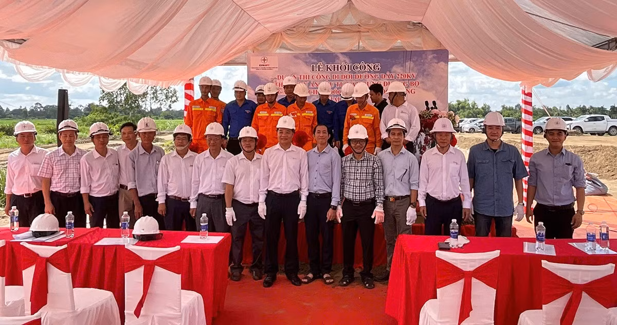 Các đại biểu chụp ảnh lưu niệm tại lễ khởi công.