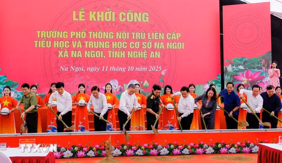 tong-bi-thu-du-le-khoi-cong-truong-pho-thong-noi-tru-lien-cap-na-ngoi-nghe-an-1.jpg