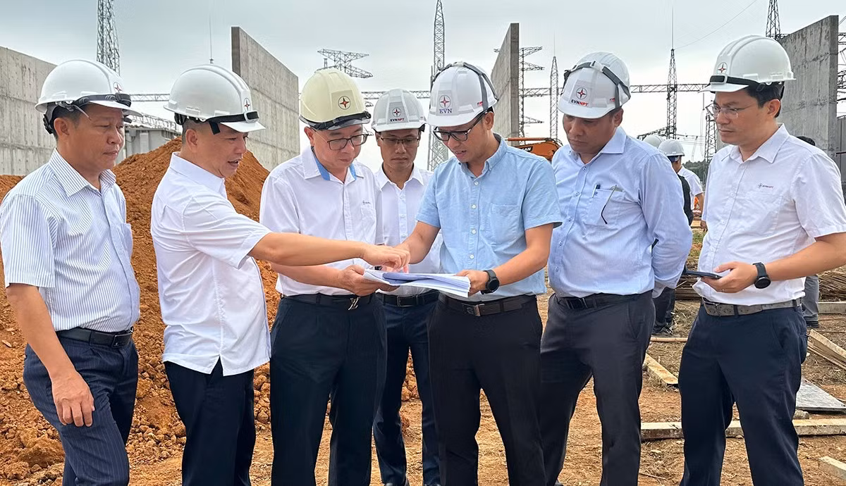 Tổng giám đốc EVNNPT nghe báo cáo tình hình triển khai các dự án tại địa bàn tỉnh Phú Thọ.