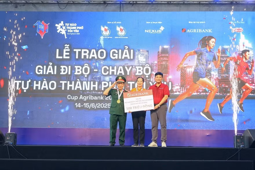 Agribank trao tặng kinh phí 500 triệu đồng ủng hộ Hội nạn nhân chất độc da cam/dioxin Thành phố Hồ Chí Minh.
