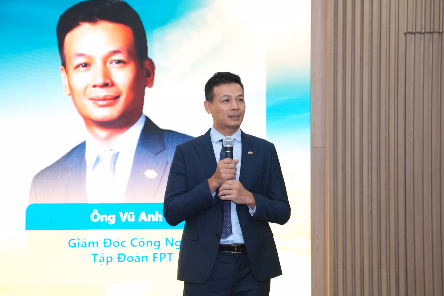 4-ong-vu-anh-tu-giam-doc-cong-nghe-fpt-dua-ra-5-de-xuat-dua-vietnam-airlines-tro-thanh-hang-hang-khong-so-hang-dau-khu-vuc.jpg