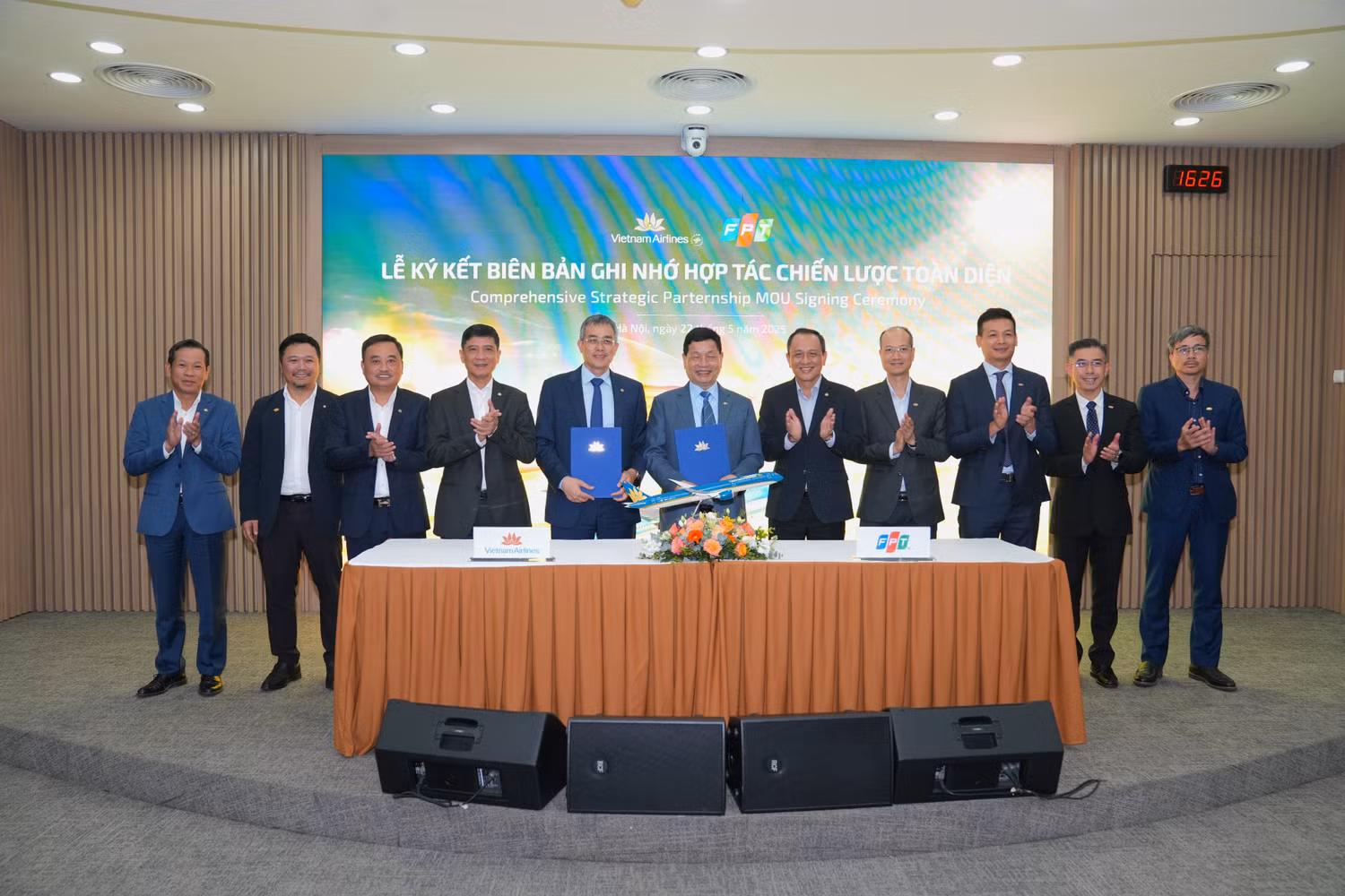 5-vietnam-airlines-va-tap-doan-cong-nghe-fpt-chinh-thuc-ky-ket-bien-ban-ghi-nho-ve-viec-tang-cuong-hop-tac-chien-luoc-toan-dien.jpg
