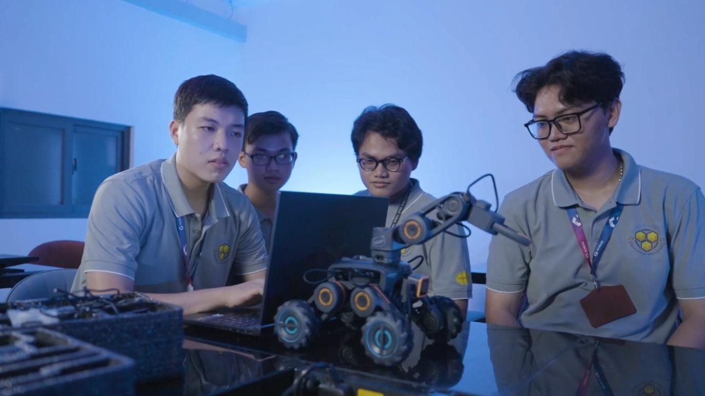Sinh viên HUFLIT ứng dụng công nghệ trong học tập và nghiên cứu.