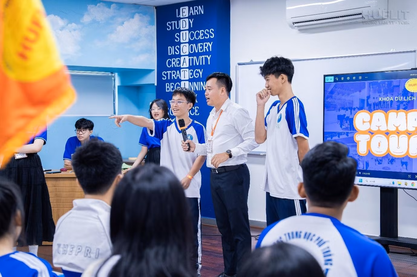 Học sinh trung học phổ thông hào hứng tham gia trải nghiệm các lớp học đặc biệt tại chương trình HUFLIT Campus Tour.