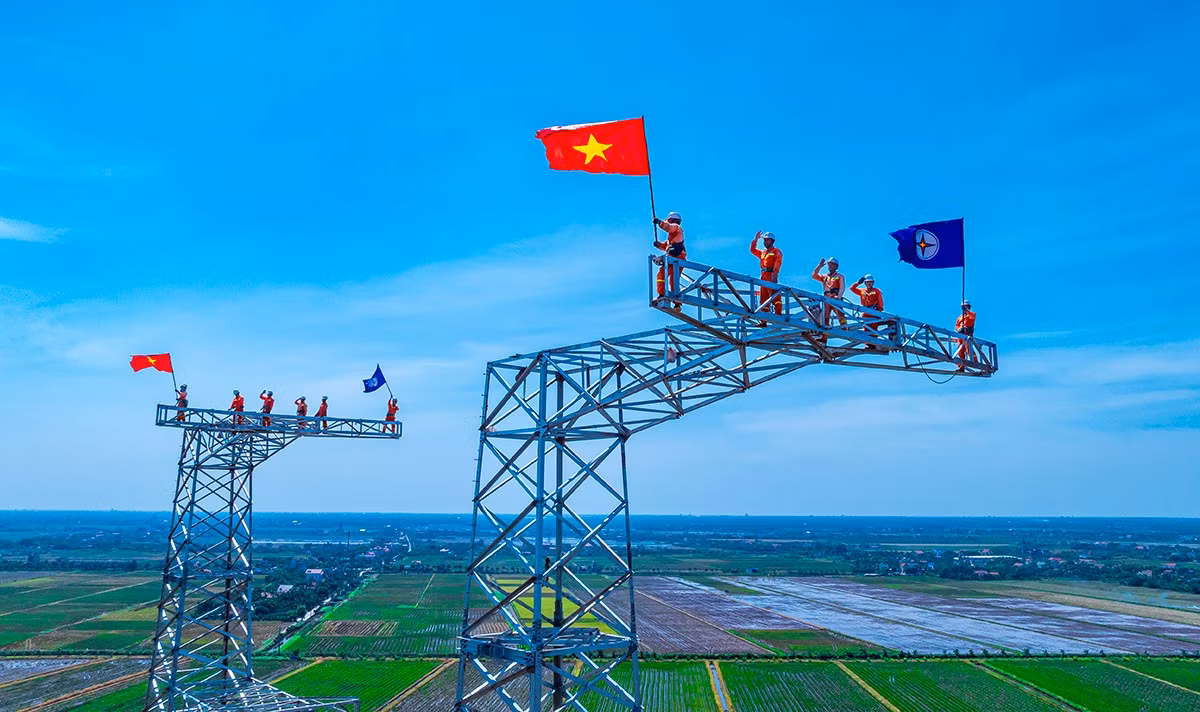 Cán bộ công nhân viên EVNNPT vui mừng sau khi hoàn thành dựng cột Dự án đường dây 500kV mạch 3, tháng 6/2024.