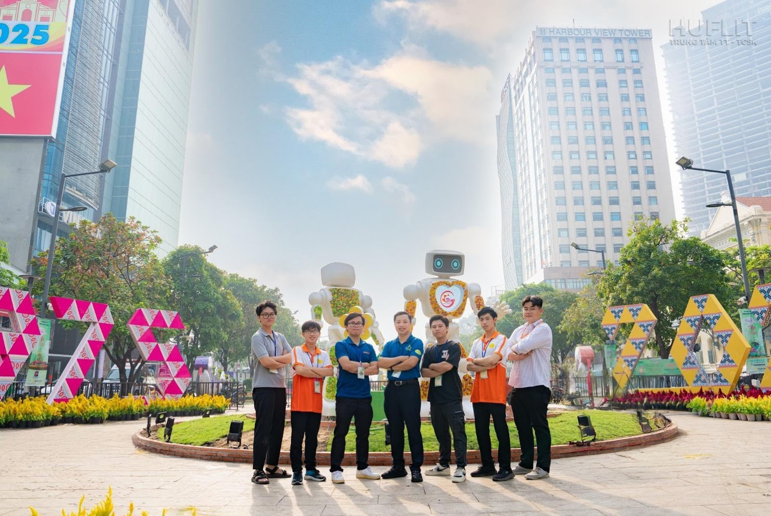Robot Bông tại đường hoa Nguyễn Huệ 2025 do đội ngũ giảng viên và sinh viên HUFLIT đồng sáng tạo.