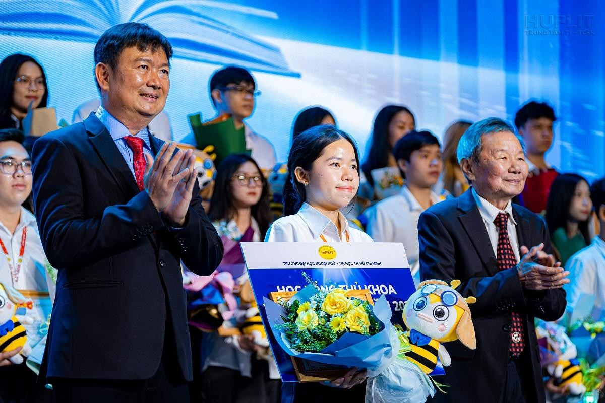 Tân thủ khoa năm học 2024 – 2025 nhận học bổng 50% học phí toàn khóa học