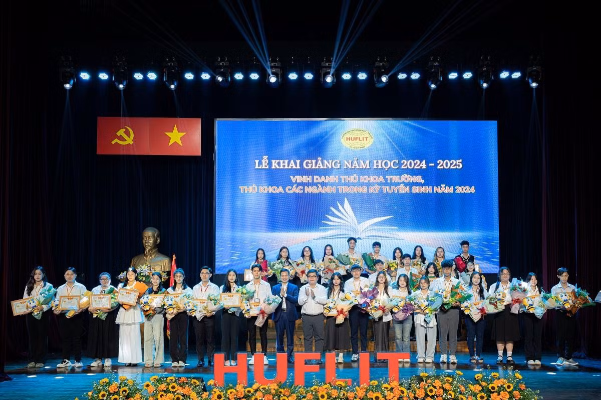 HUFLIT vinh danh các tân thủ khoa trường, thủ khoa ngành, tiếp thêm động lực học tập cho người học.