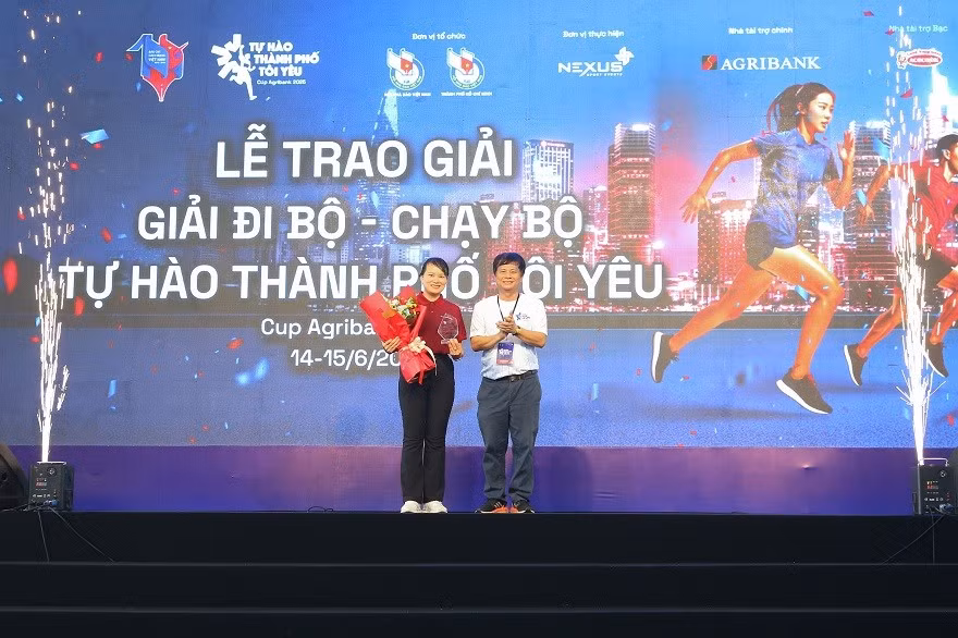 Lãnh đạo Hội Nhà báo Việt Nam trao biểu trưng tri ân sự đồng hành của Agribank.
