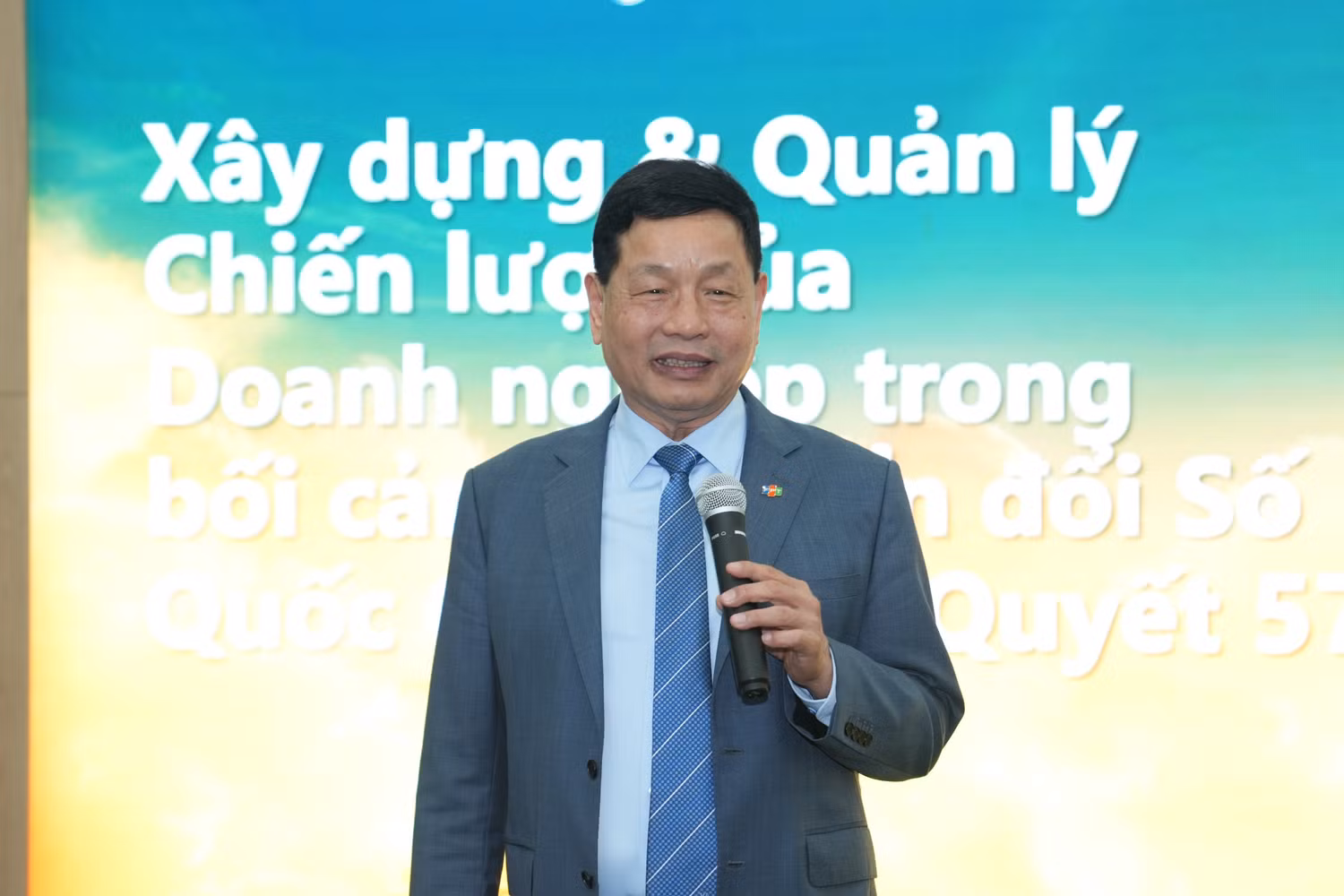 2-ong-truong-gia-binh-nha-sang-lap-chu-tich-tap-doan-fpt-phat-bieu-tai-su-kien.jpg