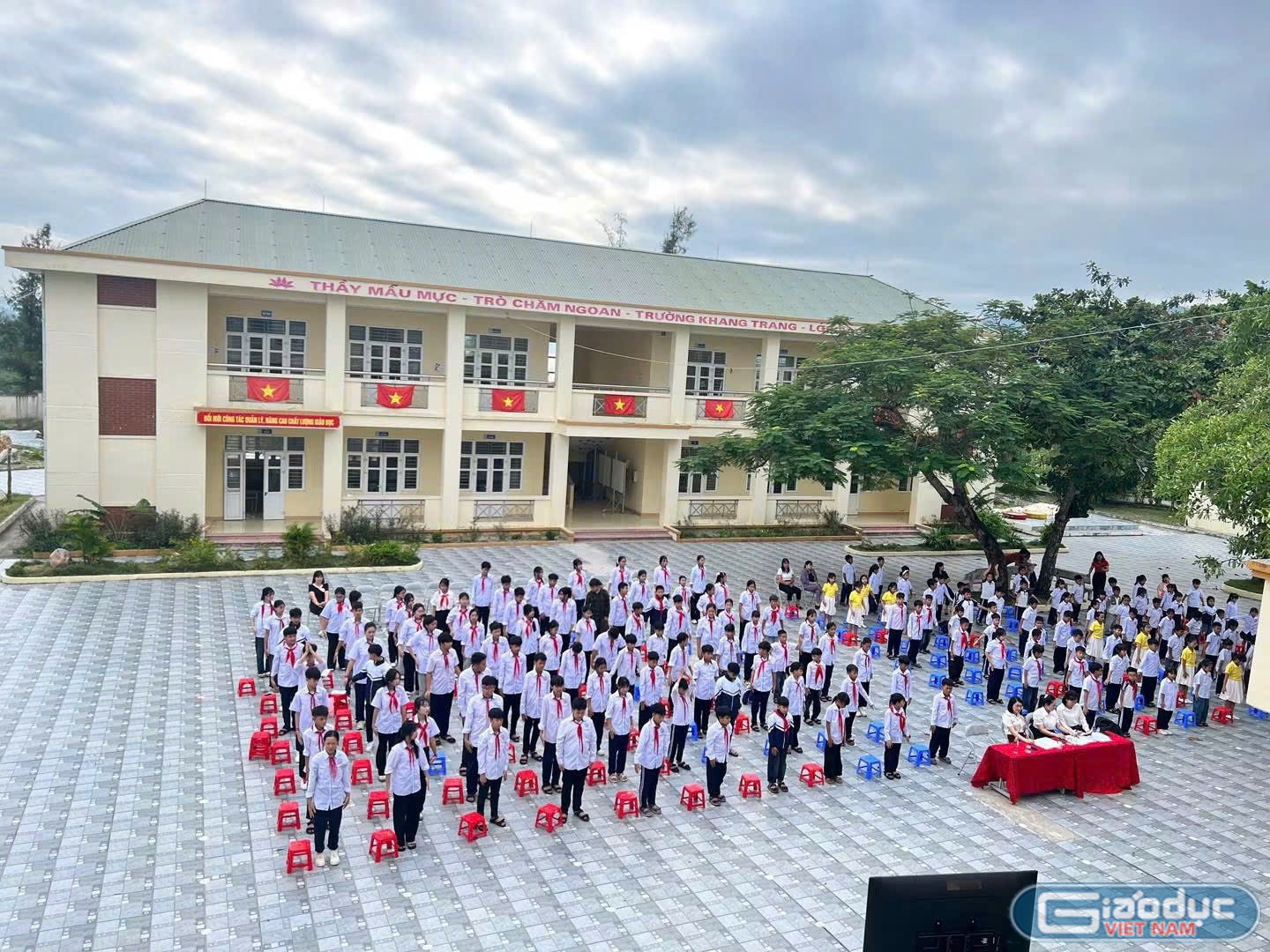 gdvn-truong-tieu-hoc-trung-hoc-co-so-minh-chau-dac-khu-van-don-anh-nvcc-3.jpg