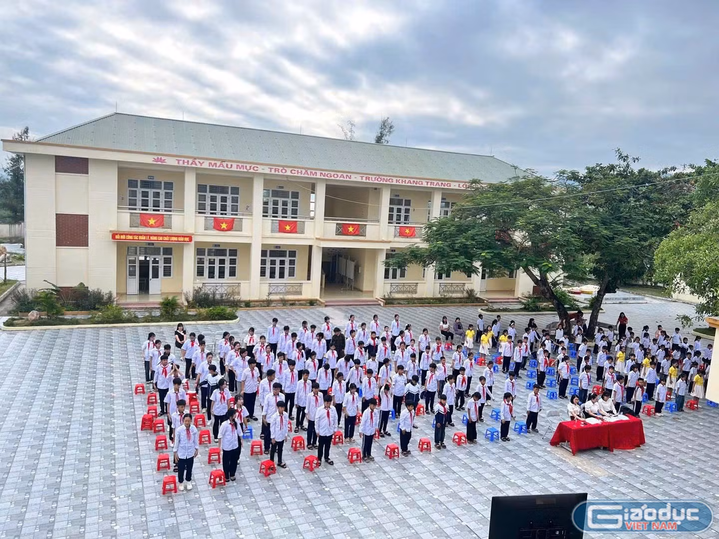 gdvn-truong-tieu-hoc-trung-hoc-co-so-minh-chau-dac-khu-van-don-anh-nvcc-3.jpg