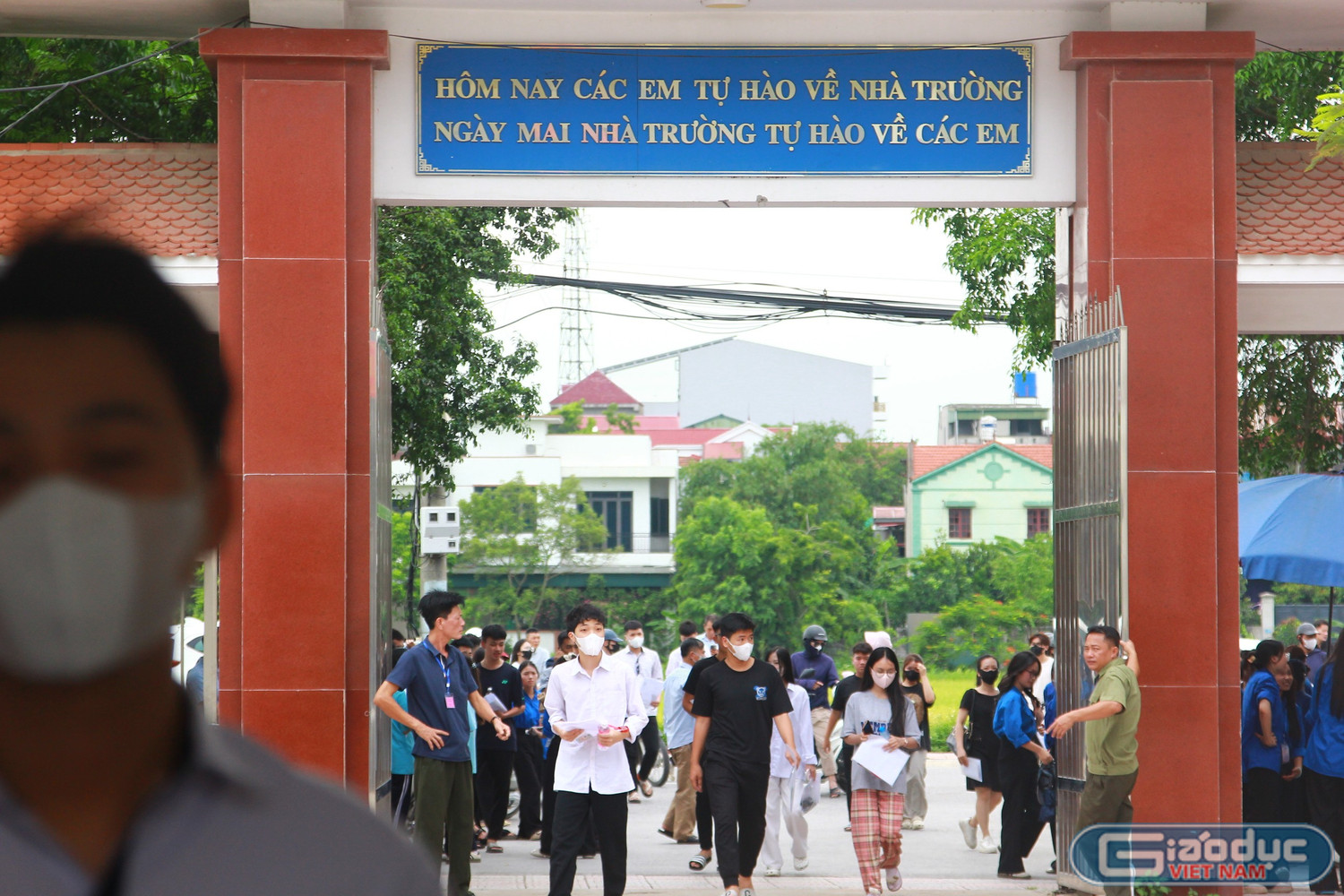 gdvn-truong-thpt-to-hieu-thi-sinh-lam-thu-tuc-du-thi-tot-nghiep-thpt-anh-manh-doan-10.jpg