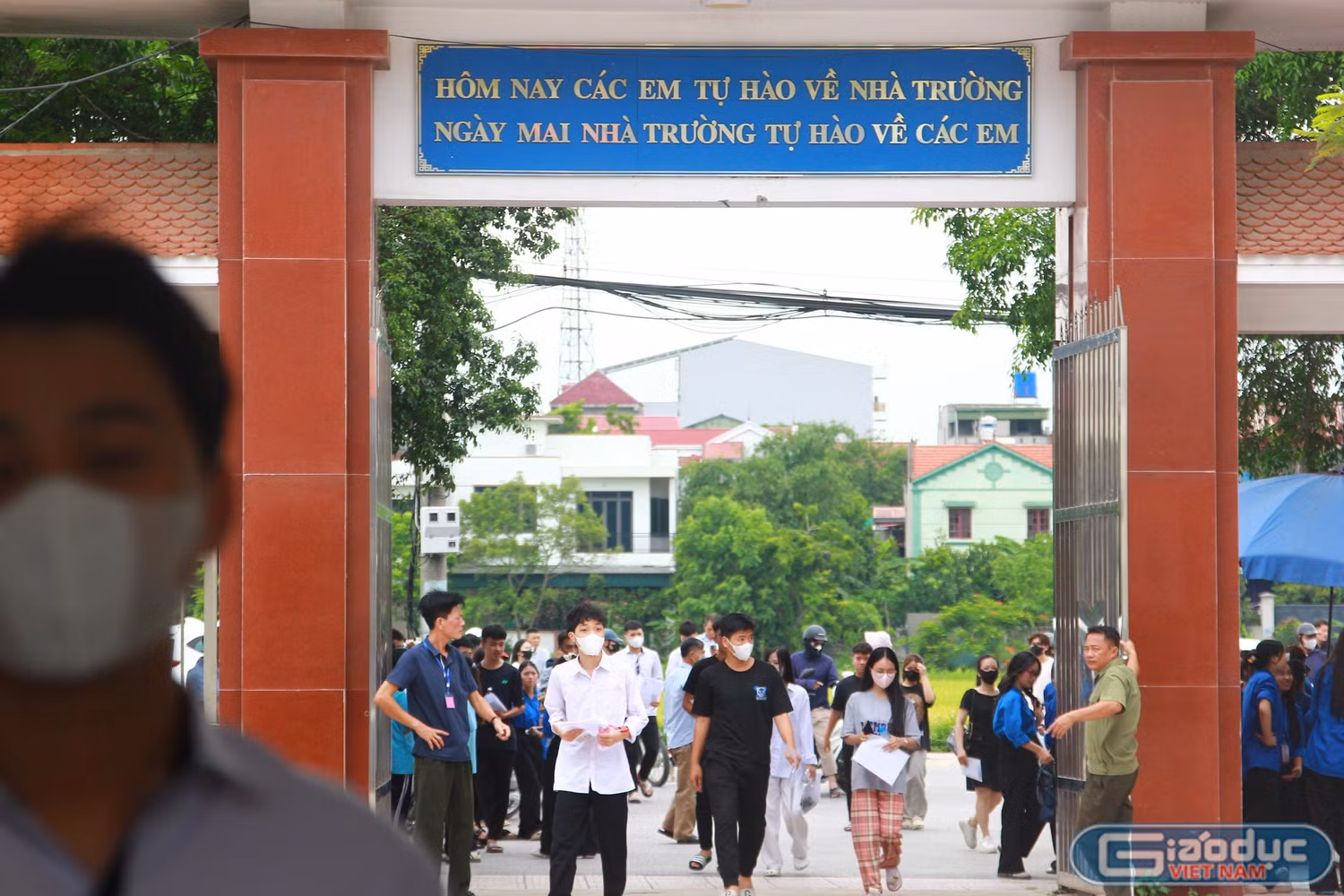 gdvn-truong-thpt-to-hieu-thi-sinh-lam-thu-tuc-du-thi-tot-nghiep-thpt-anh-manh-doan-10.jpg