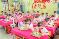 Học sinh Trường Tiểu học Phú Cát trong buổi ăn bán trú. Ảnh website nhà trường