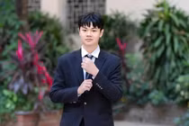 Chu Quang Huy là học sinh lớp 12 Chuyên Vật Lí (Trường Trung học phổ thông Chuyên Đại học Sư phạm). Ảnh NVCC.