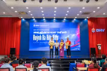 Trường ĐH Hùng Vương TPHCM tuyên dương, trao học bổng cho võ sĩ Huỳnh Hà Hữu Hiếu