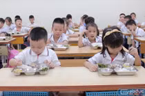 Hà Nội dự kiến nâng mức hỗ trợ bữa ăn bán trú cho học sinh tiểu học 