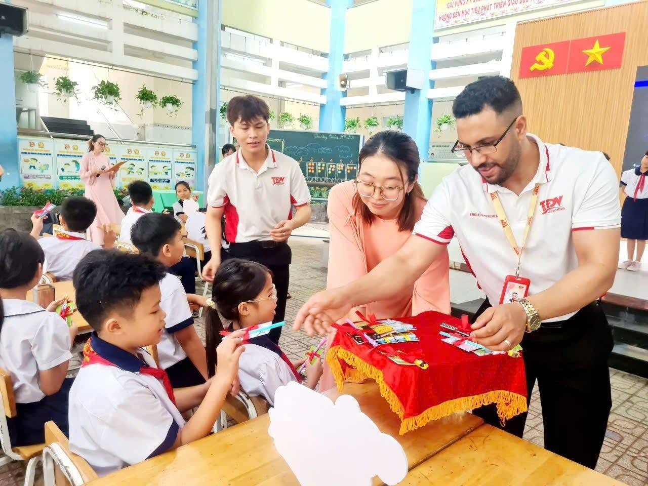 tienganhtvoq12.jpg