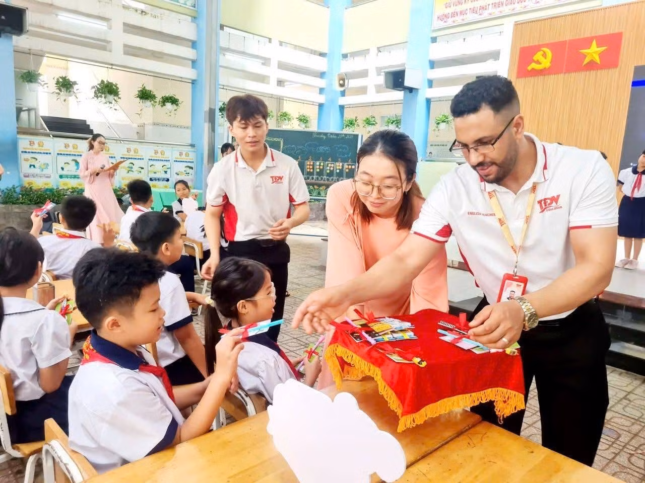 tienganhtvoq12.jpg