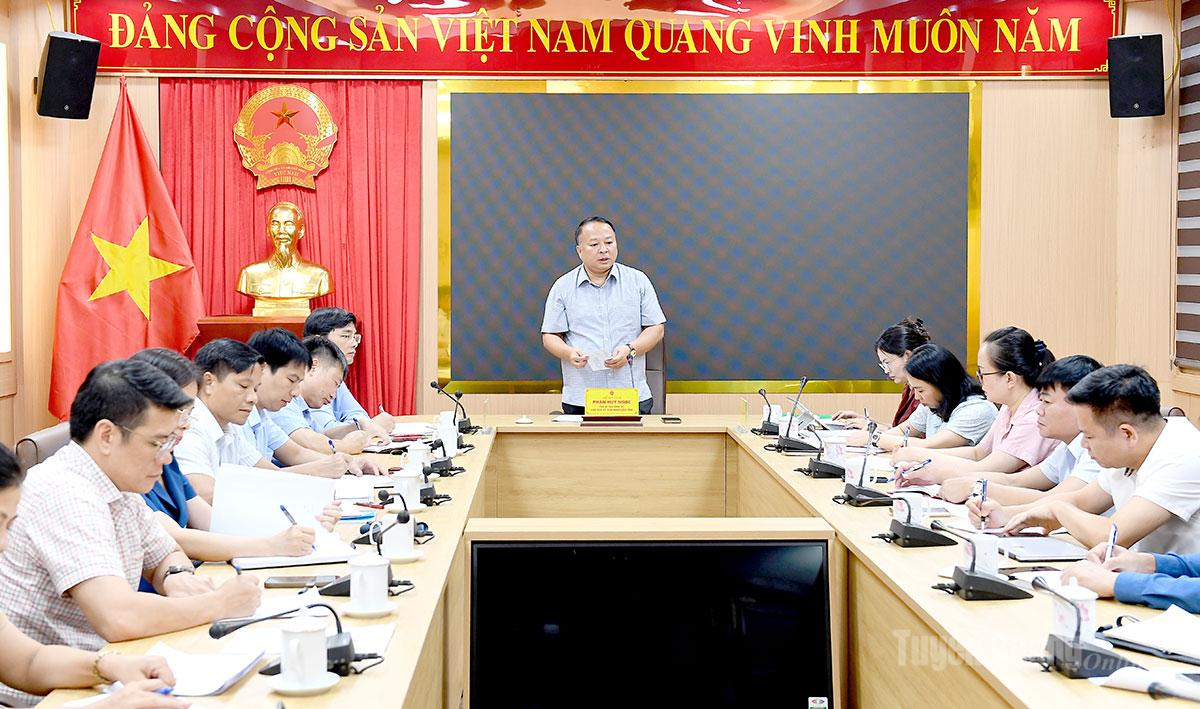 Tối 3/7, Chủ tịch Ủy ban nhân dân tỉnh Phan Huy Ngọc chủ trì làm việc với Ban Chỉ đạo cấp tỉnh Kỳ thi tốt nghiệp THPT năm 2026 yêu cầu khẩn trương làm rõ thông tin về kết quả điểm thi môn Toán của các thí sinh Trường Trung học phổ thông Chuyên Tuyên Quang. Ảnh: tuyenquang.gov.vn