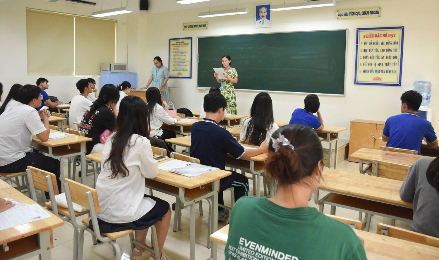 Theo nhiều chuyên gia, kỳ thi tốt nghiệp trung học phổ thông hiện nay vừa đánh giá chuẩn đầu ra giáo dục phổ thông trên phạm vi toàn quốc, vừa cung cấp nguồn dữ liệu có độ tin cậy để các cơ sở giáo dục đại học sử dụng theo quyền tự chủ tuyển sinh, góp phần giảm số kỳ thi, giảm áp lực và chi phí cho người học cũng như toàn xã hội.