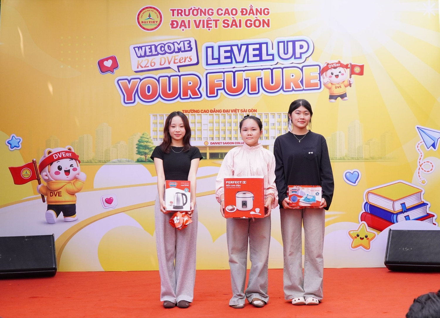 Tân sinh viên được trao học bổng và nhiều phần qúa ý nghĩa tại Ngày hội chào đón tân sinh viên.