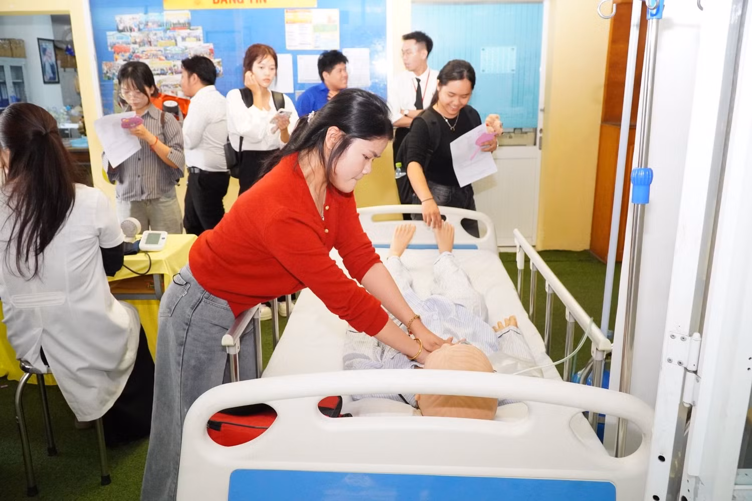 Tân sinh viên tham quan phòng học, phòng thực hành và tìm hiểu chương trình đào tạo tại các khoa chuyên môn.