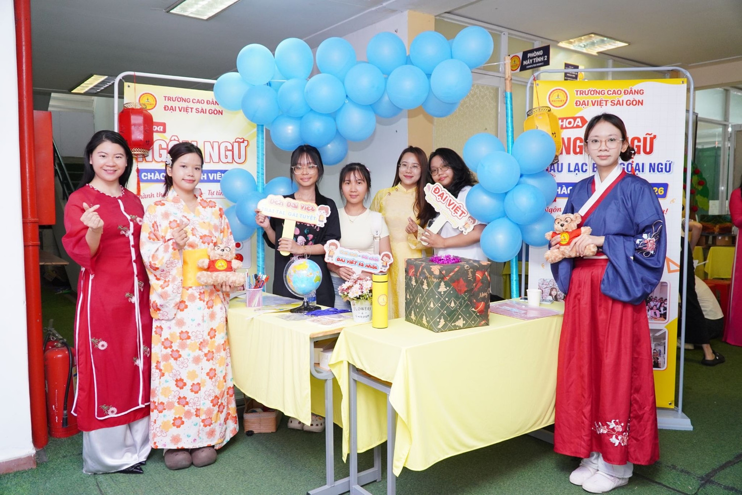 Tân sinh viên tham gia các hoạt động trải nghiệm, giao lưu tại gian hàng của các khoa chuyên môn trong ngày đầu nhập học.
