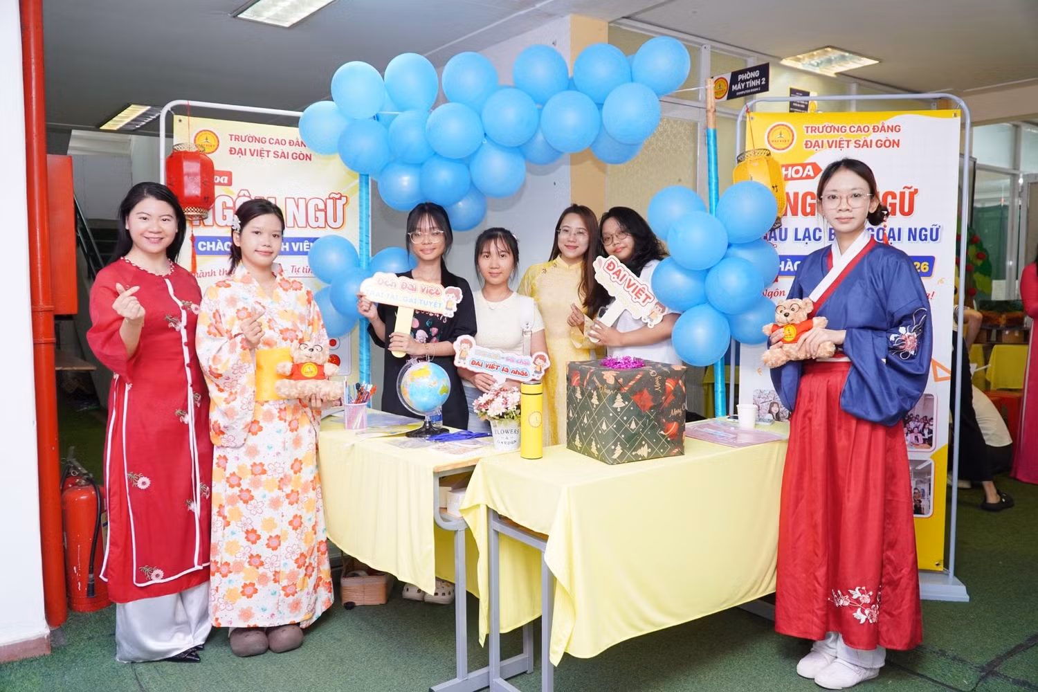 Tân sinh viên tham gia các hoạt động trải nghiệm, giao lưu tại gian hàng của các khoa chuyên môn trong ngày đầu nhập học.