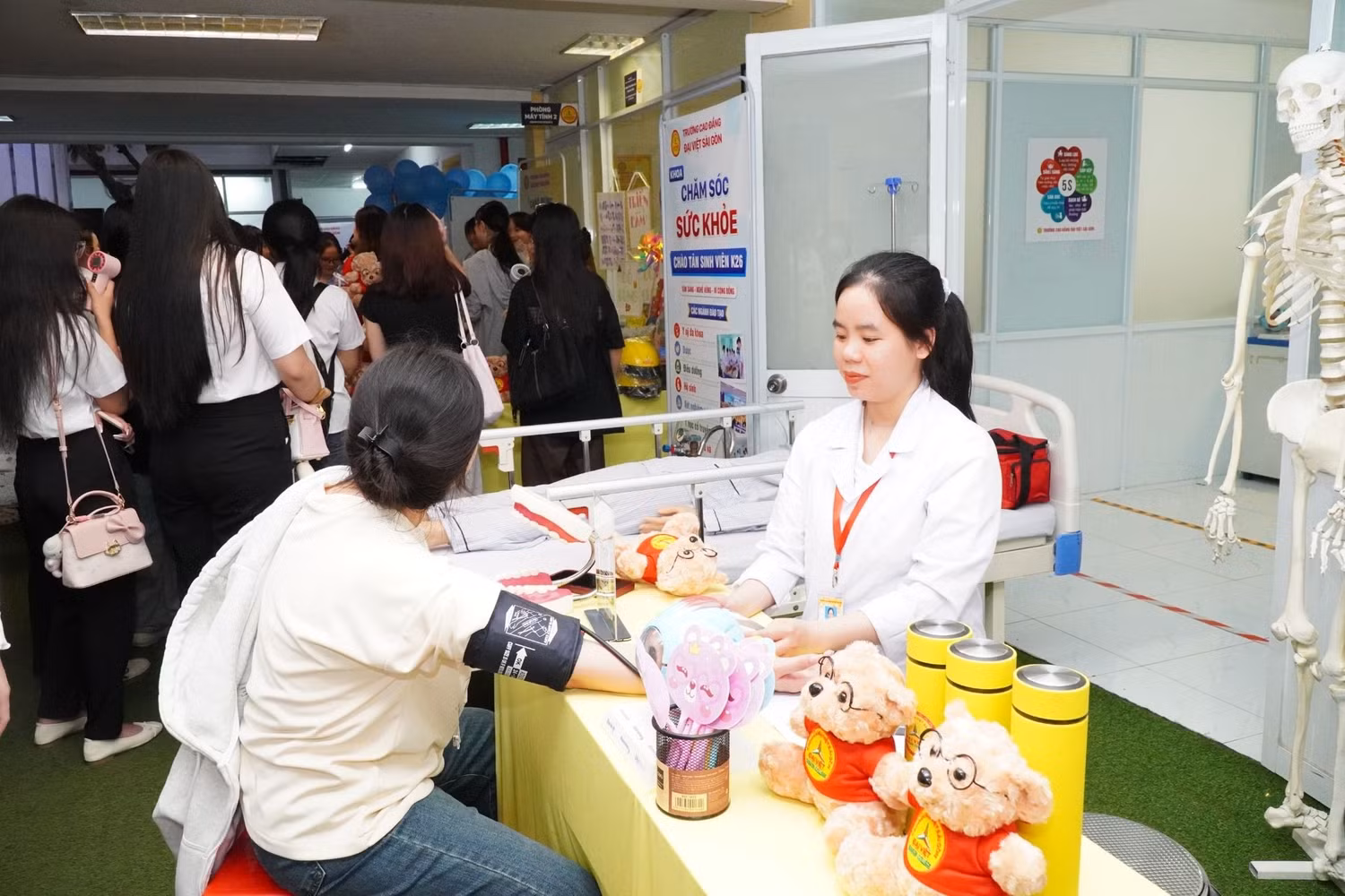 Tân sinh viên được tư vấn, chăm sóc sức khỏe trong Ngày hội Chào đón Tân sinh viên khóa 2026 tại Trường Cao đẳng Đại Việt Sài Gòn.