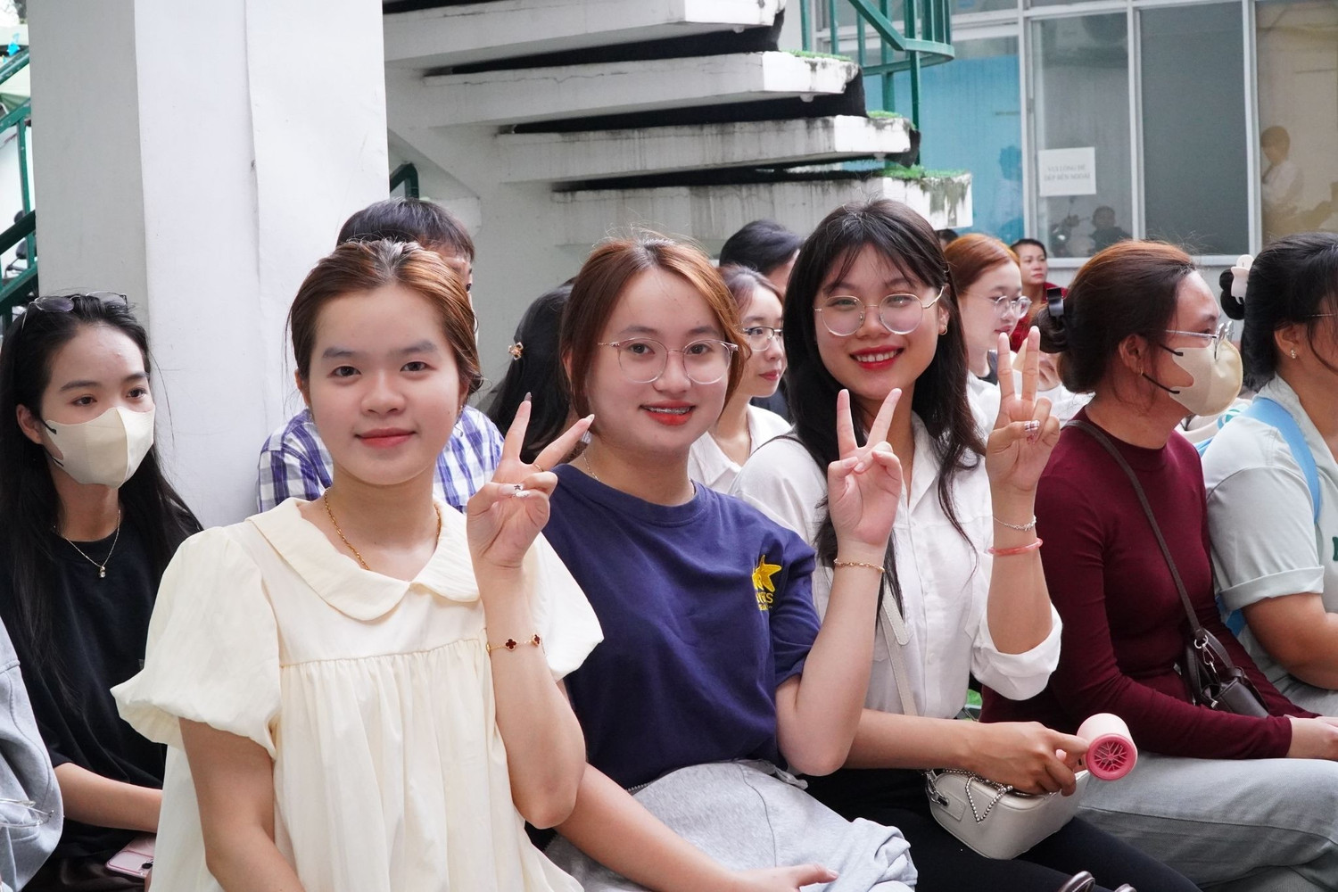 Tân sinh viên hào hứng trong ngày đầu nhập học.