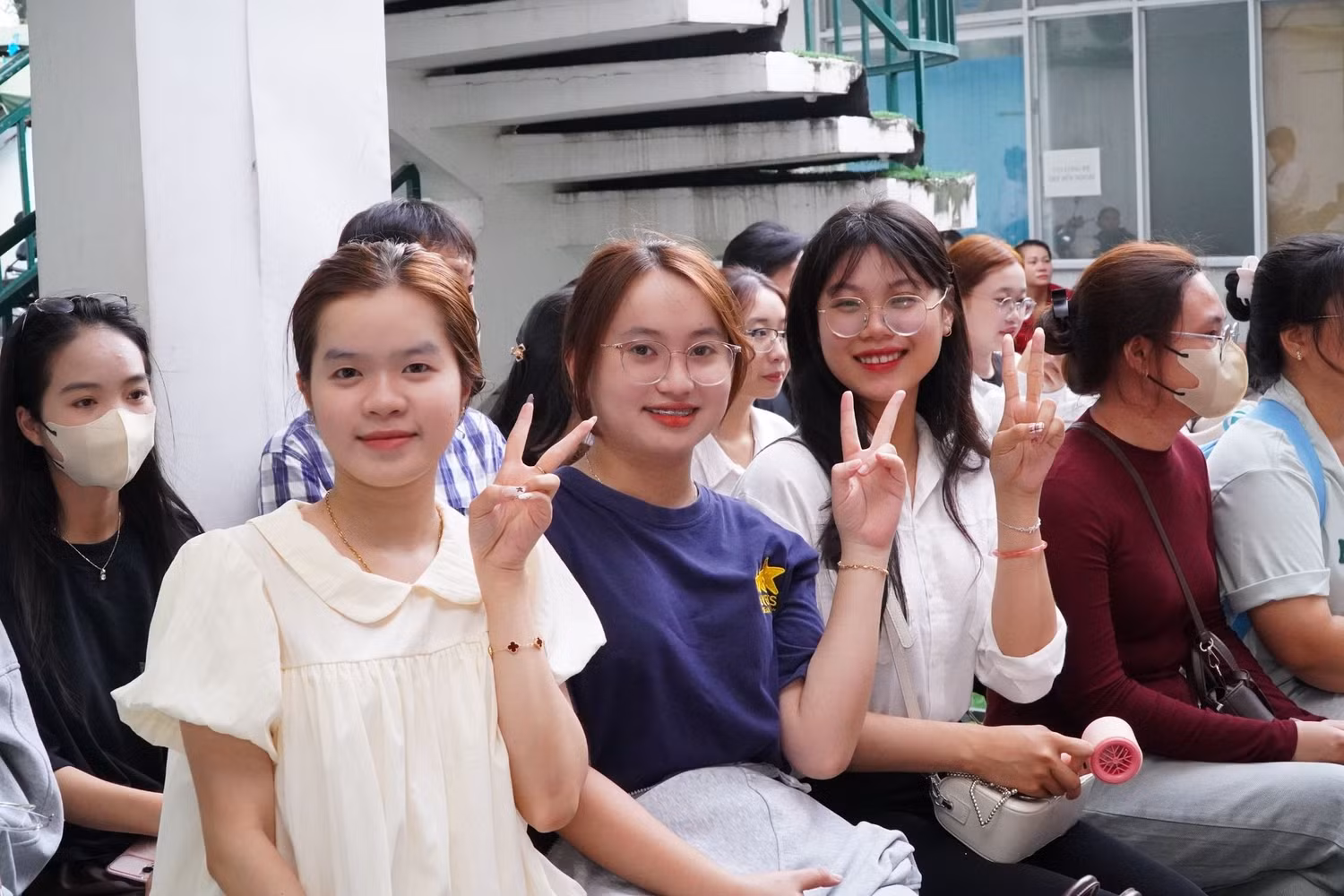 Tân sinh viên hào hứng trong ngày đầu nhập học.