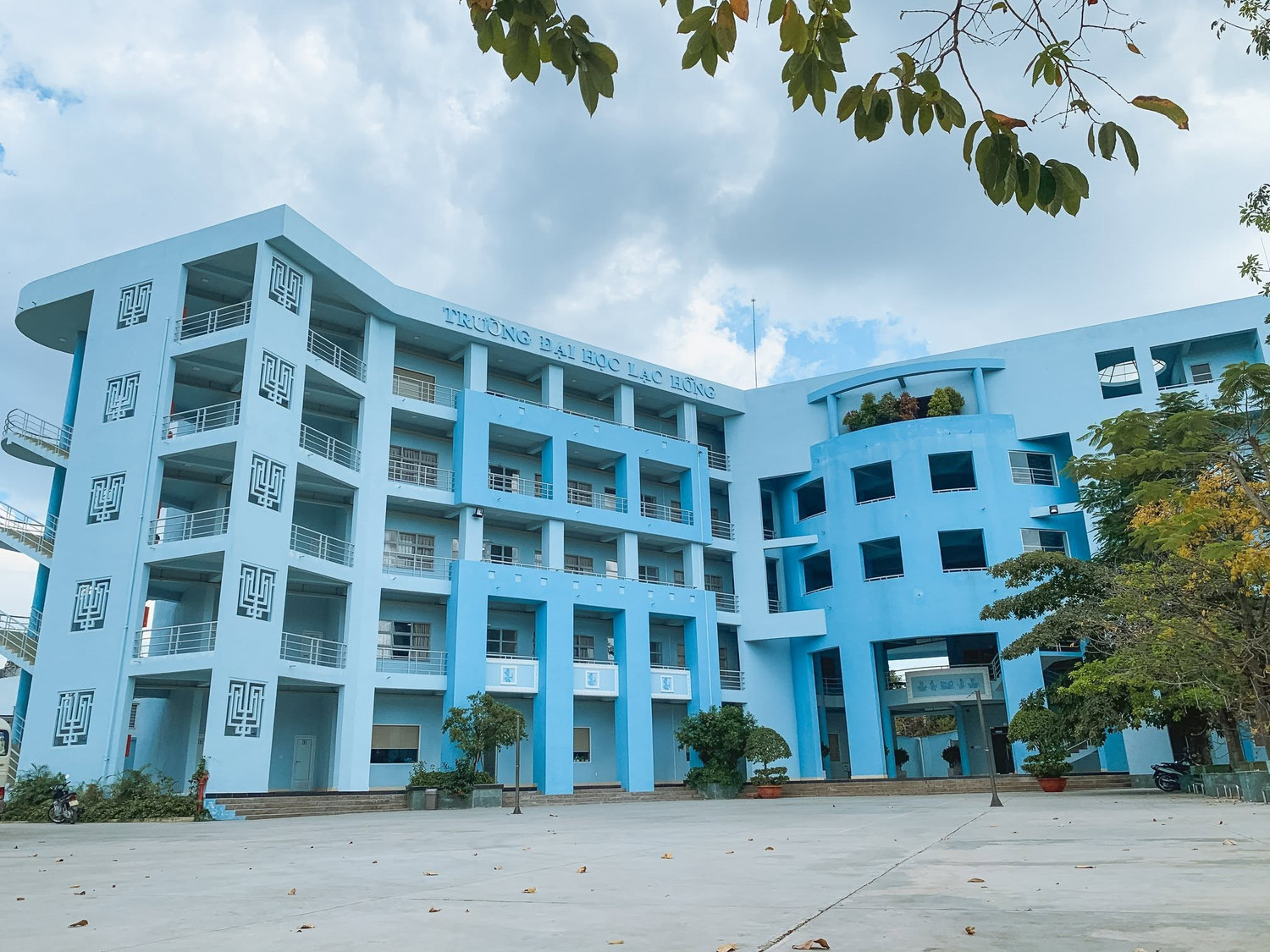 Một góc khuôn viên Trường Đại học Lạc Hồng. Ảnh: LHU