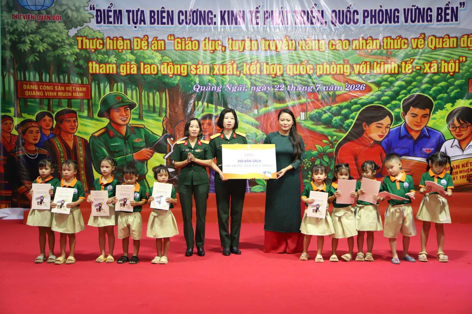 Đại diện Nhà xuất bản Giáo dục Việt Nam tặng sách cho Trường Mầm non 25 tháng 3. Ảnh: NXBGDVN